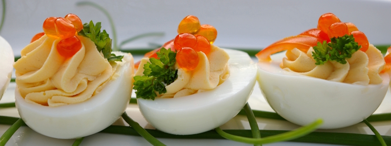 Nahaufnahme von drei halben gefüllten Eiern als Teil des kalt-warmen Buffets von Simple Cooking Catering