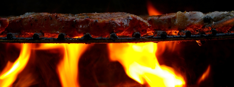 Grillbuffet mit Steaks, Rippchen und Beilagen