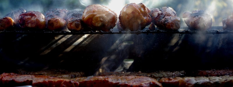 Grillbuffet mit Steaks, Lachs, Gemüse und Beilagen