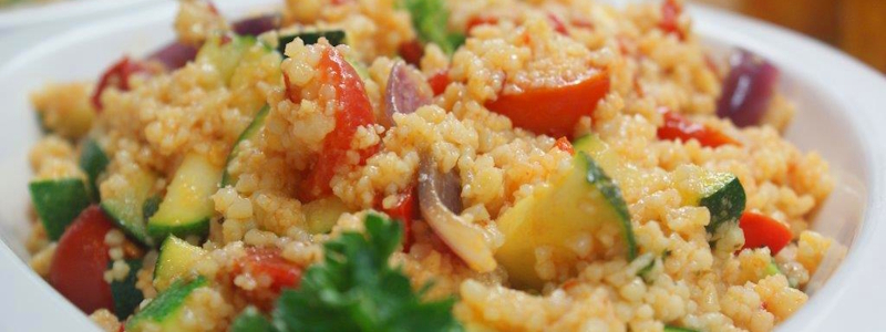 Vegetarisches Buffet mit Quiche, Gemüse und frischen Beilagen