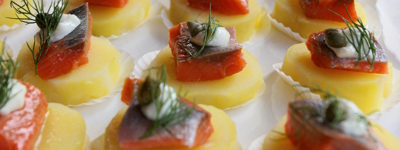 Fingerfood: Verschiedene Häppchen auf Tablett